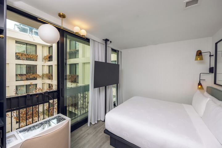 Room 28 of 120