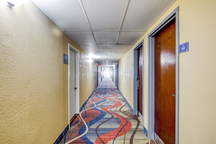 Ballroom/Hall 26 of 27