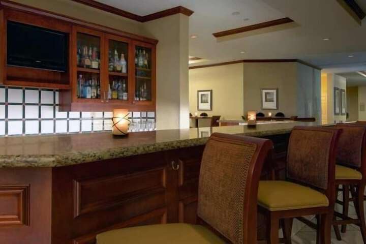 Lounge 17 of 19