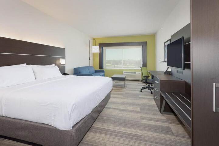 Room 9 of 32