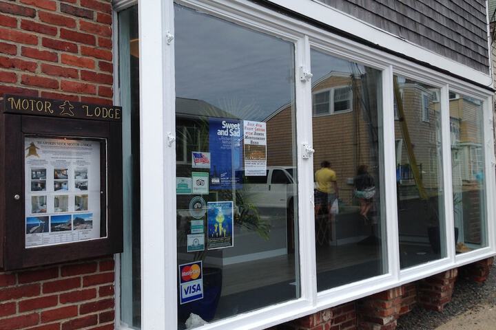 Bearskin Neck Motor Lodge