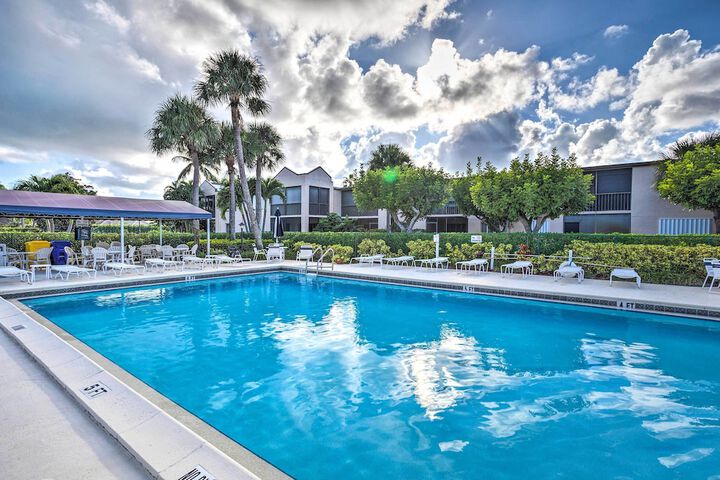Jupiter Bay Condo w / Pool Half Mile to Beach!