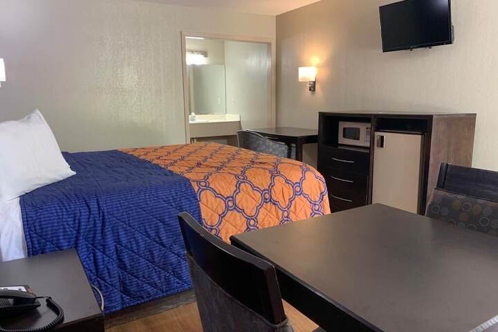Room 4 of 16