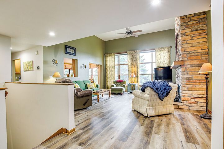 Door County Townhome: Pool Access 1 Mi to Beach!
