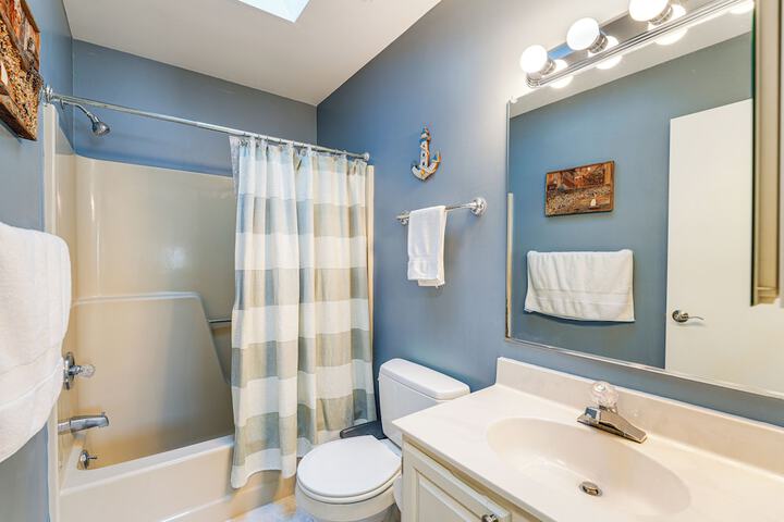 Walk to Bethany Beach Boardwalk: Coastal Retreat