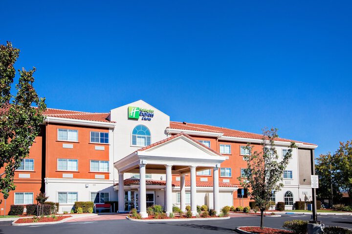 Holiday Inn Express & Suites Oroville Lake by IHG