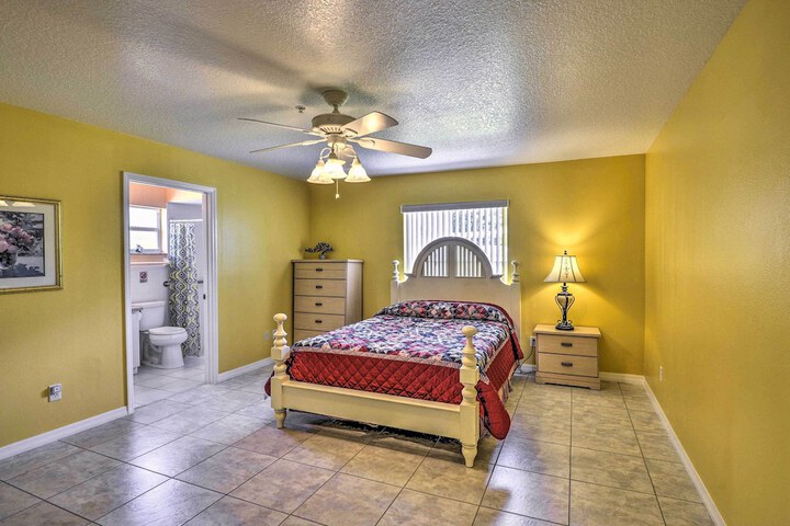 Cozy Coastal Retreat w / Grill 5 Mi to Beach