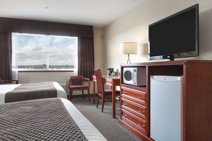 Days Inn & Suites by Wyndham Langley