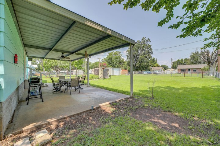 Walk to Lake Parks & Dining: Eufala Family Home!