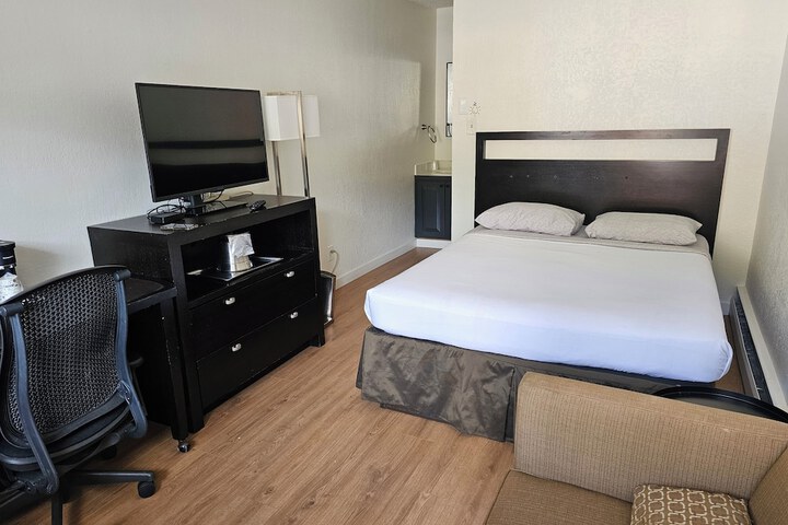 H & H Motor Lodge