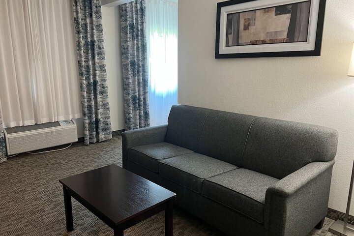 The Grove Inn & Suites