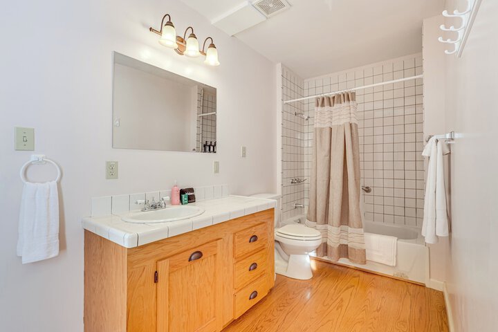 Family Home w / Game Room & Decks in Etlan!