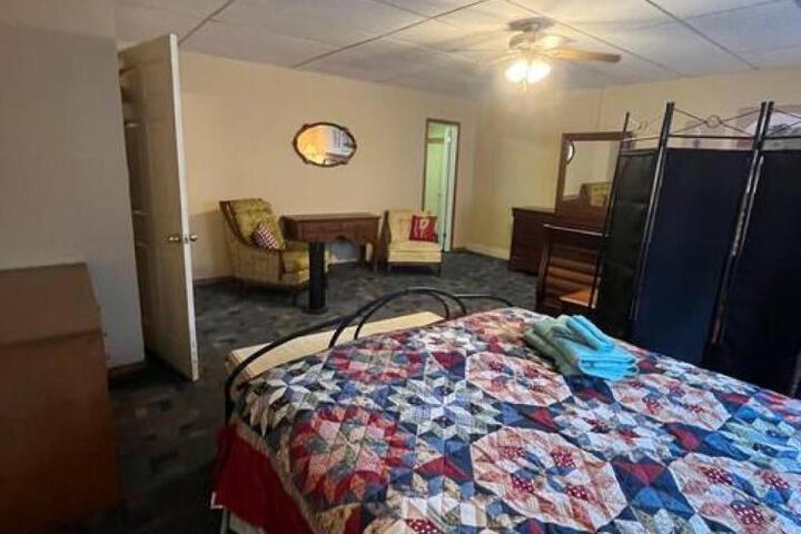 Spacious Apt near Guthrie Packer
