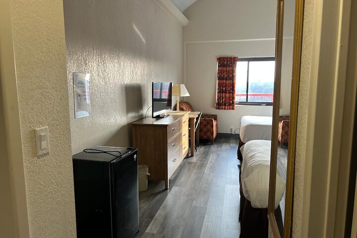 Hilltop Inn & Suites