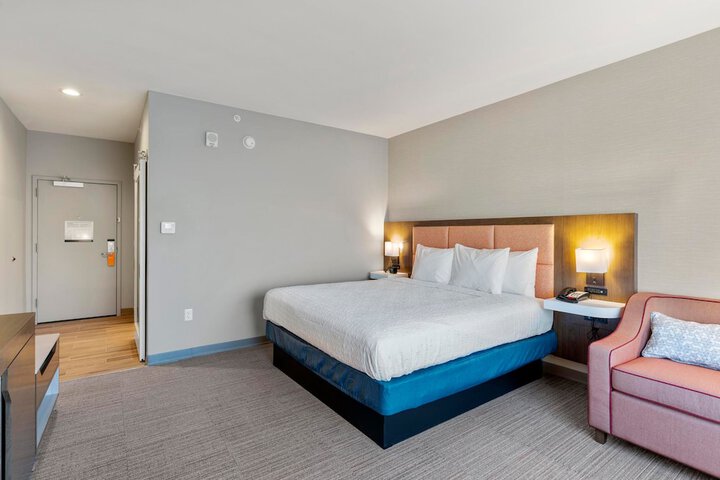 Room 8 of 18
