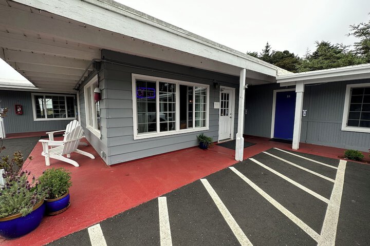 Tillicum Beach Motel (Deanes Oceanfront Lodge)