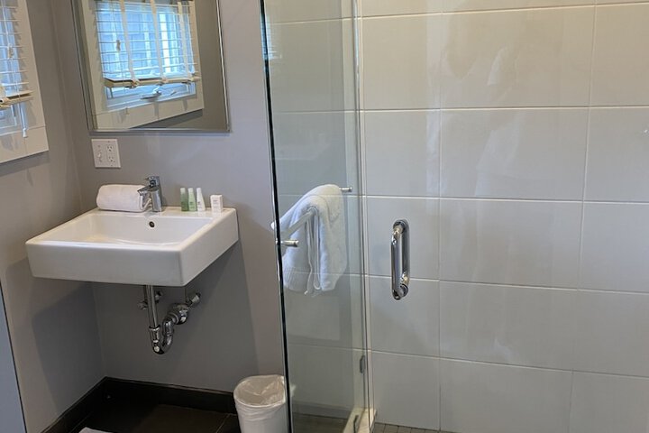 Room 4 of 18