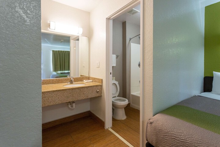 Room 21 of 34