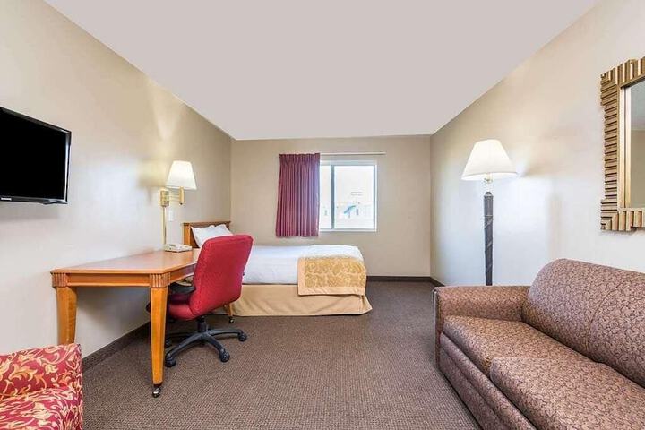 Room 6 of 10
