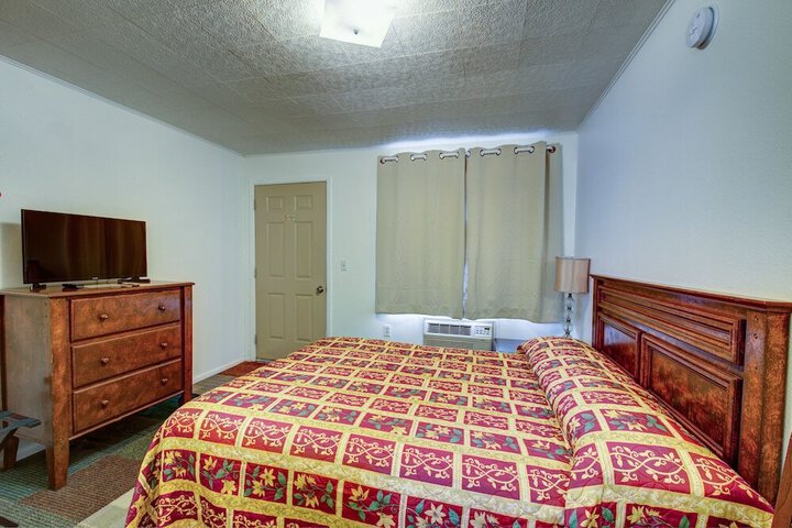 CRIMSON HILLS MOTEL