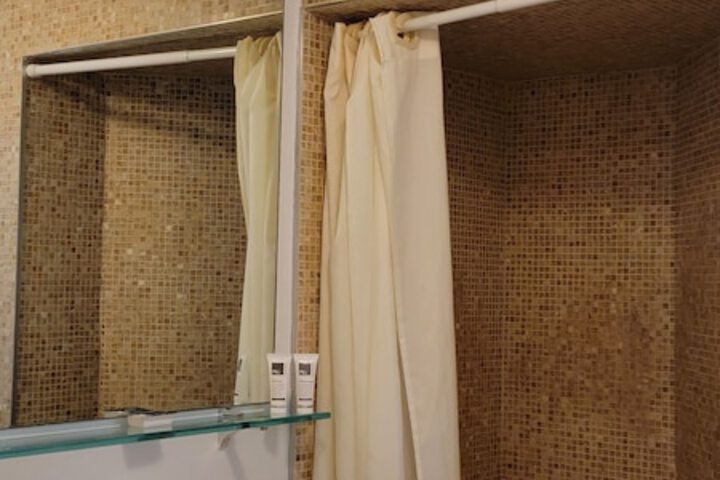 Room 208 of 238
