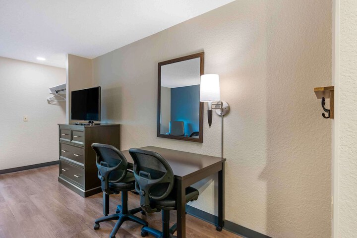 Room 8 of 28
