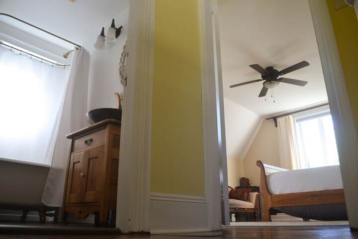 Room 25 of 28