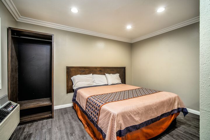 Room 13 of 25