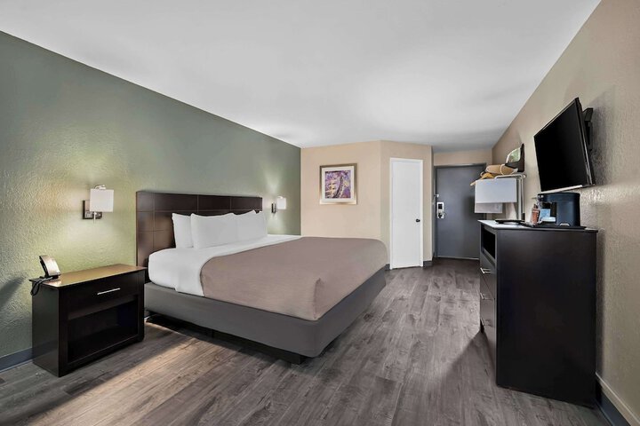 Room 27 of 32