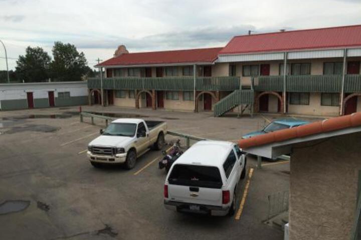 Leroys Motor Inn