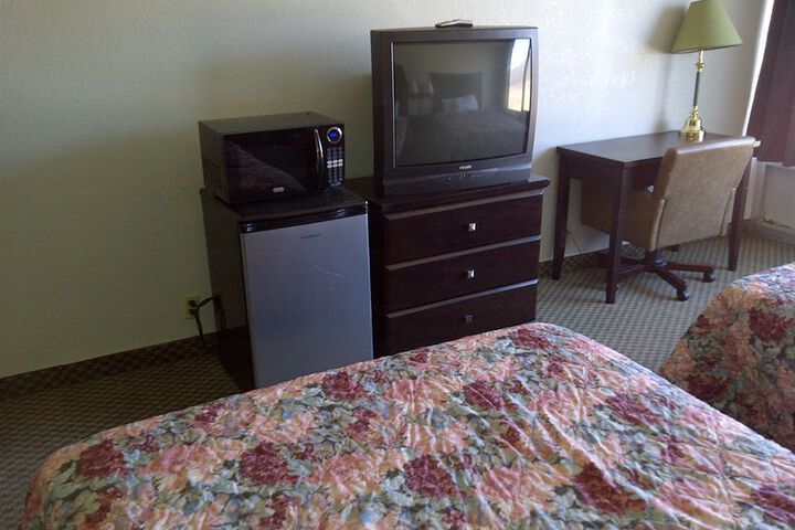 COUNTRY HEARTH INNS & SUITES