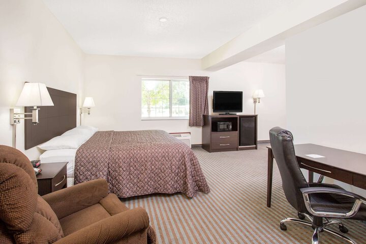 Super 8 by Wyndham Cedar Falls IA - University
