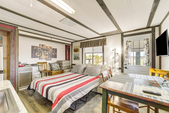 6 Mi to Old Town Panoramic Views: Cottonwood Gem!