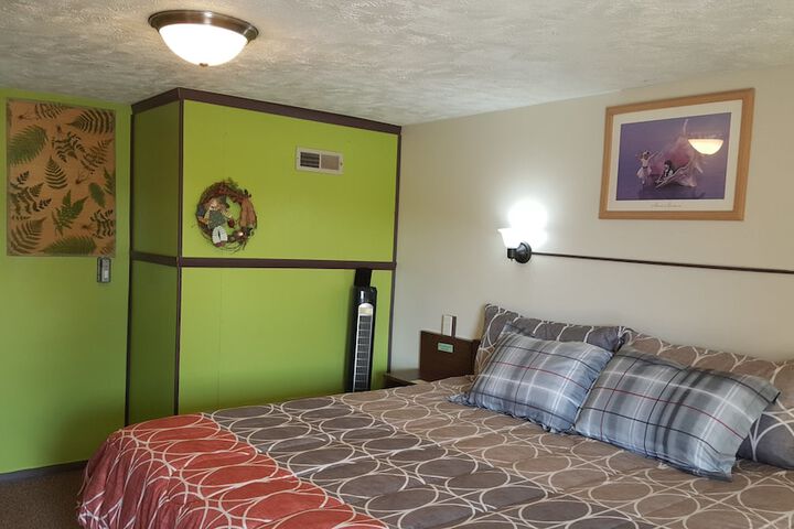Room 27 of 38