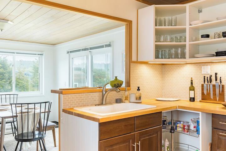 Swan Lake Cottage by Avantstay Views + Firepit