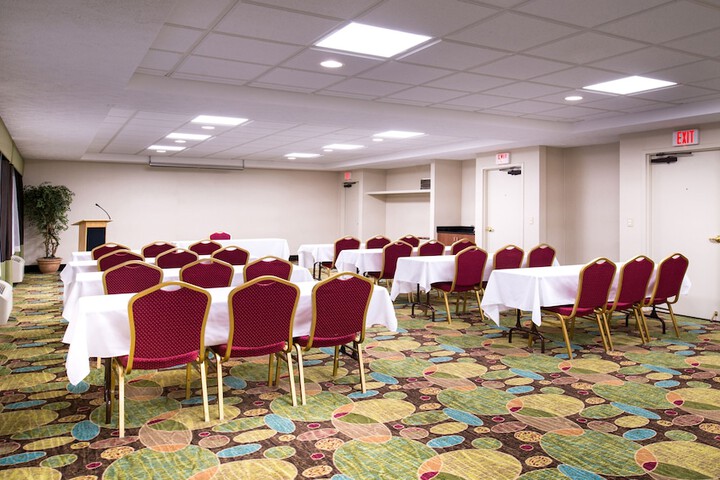 Holiday Inn Hotel & Suites Warren by IHG