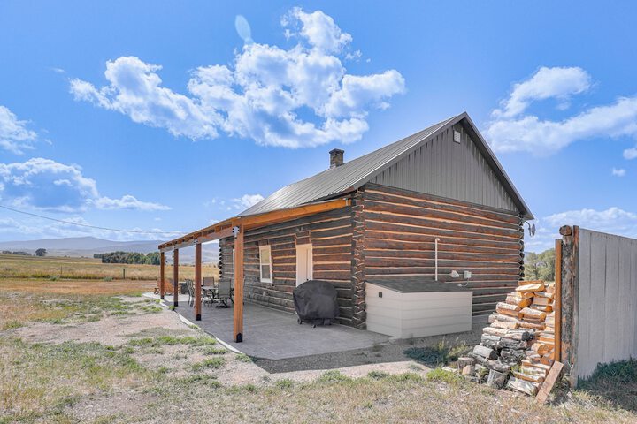 Mountain-view Log Cabin in Wyoming Wilderness