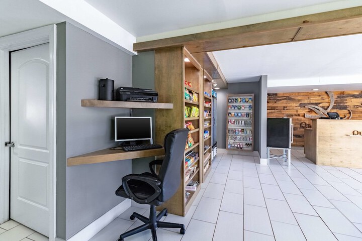Business Center 26 of 27
