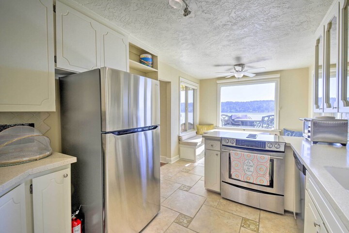 Direct Beach Access: Getaway on Port Orchard!