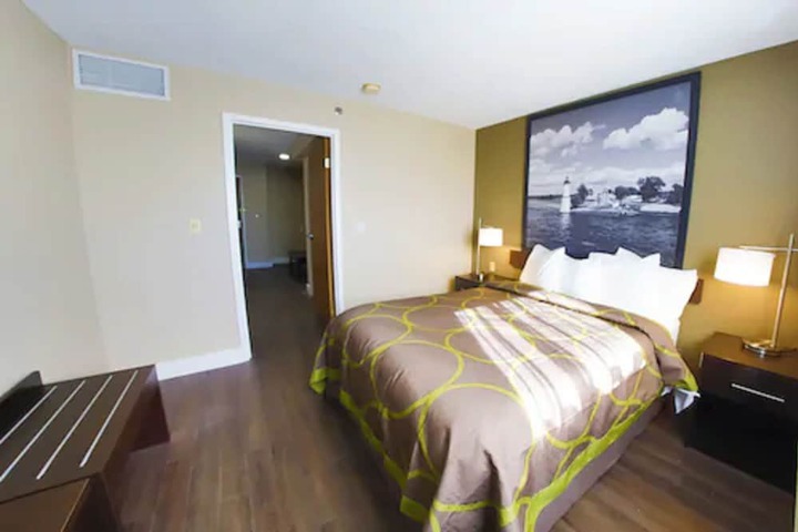 Super 8 by Wyndham Ajax / Toronto On