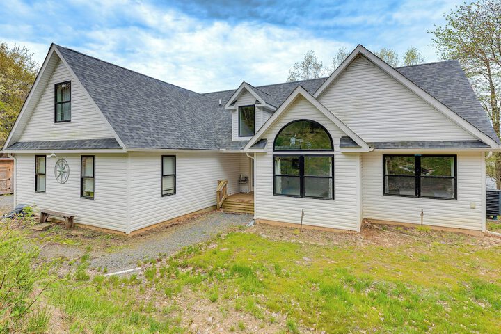 Lakefront Long Pond Home w / Wraparound Deck!