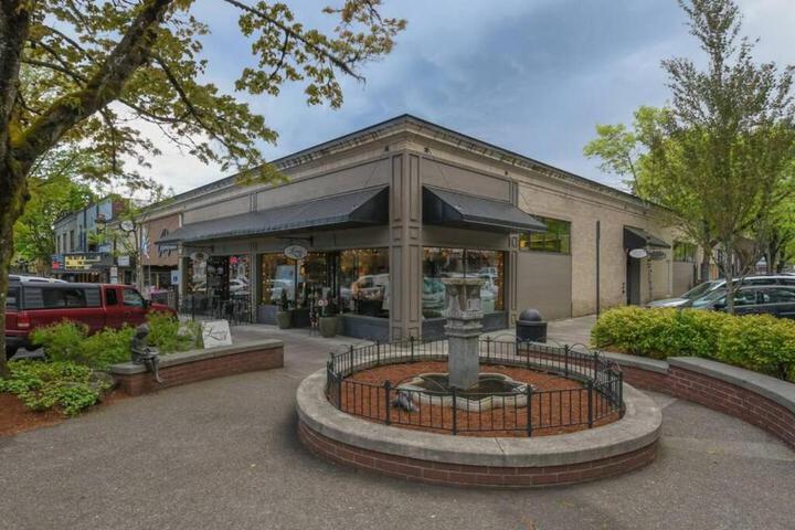 Large eclectic 1 BR above restaurant 15min to PDX