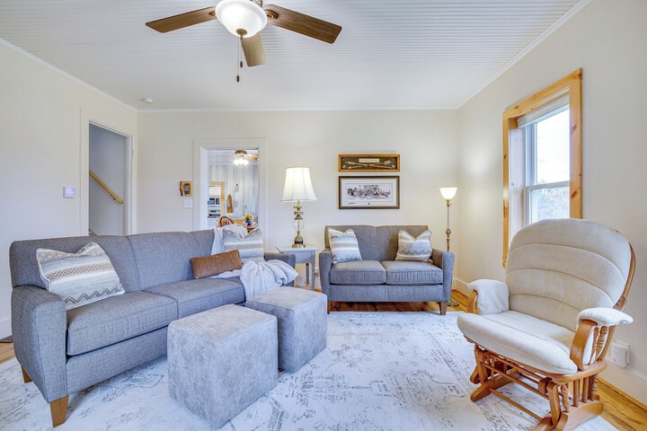 Lovely Rural Hixton Farmhouse w / Porch & Fire Pit!