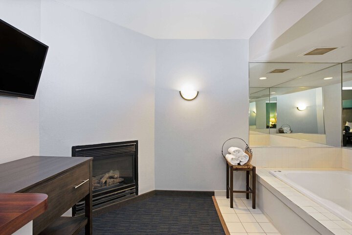 La Quinta Inn & Suites by Wyndham Omaha Airport Downtown