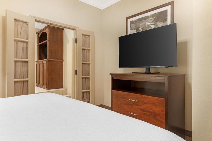 Best Western Plus Monica Royale Inn & Suites