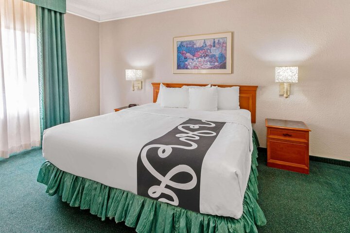 Room 9 of 28
