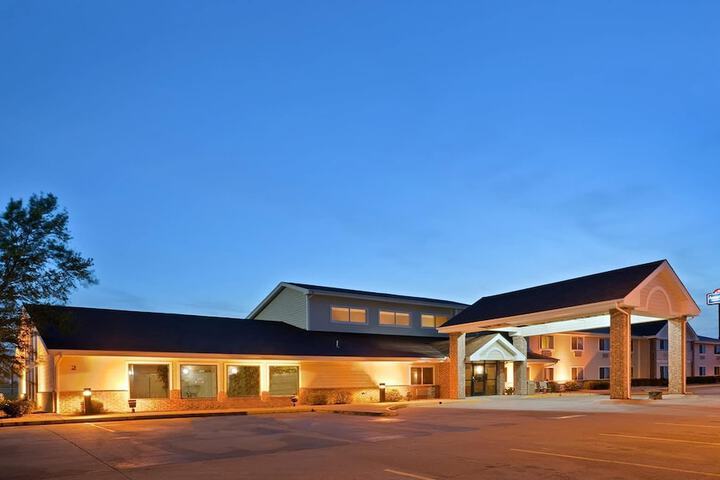 AmericInn by Wyndham Marshall