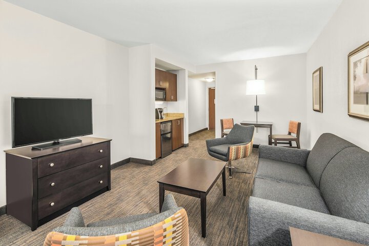 Holiday Inn Express & Suites Wilmington-Newark by IHG