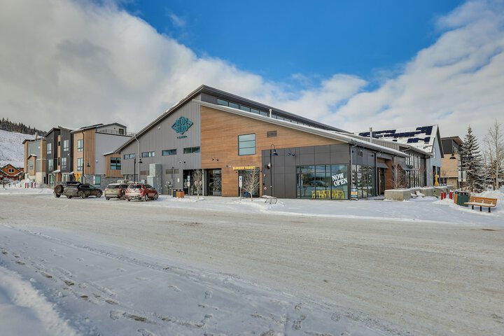 Silverthorne Townhome w / Hot Tub: Walk to Town!