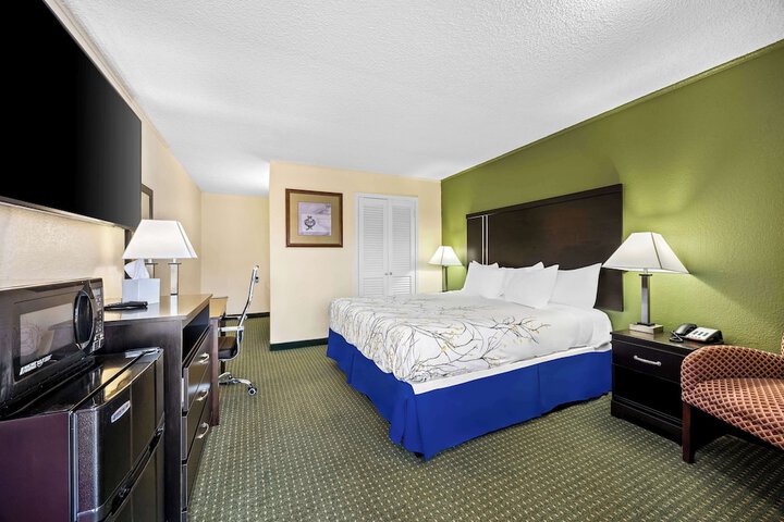 Room 17 of 34